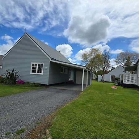 Huka Falls Resort Taupo Exteriér fotografie The new houses at the village