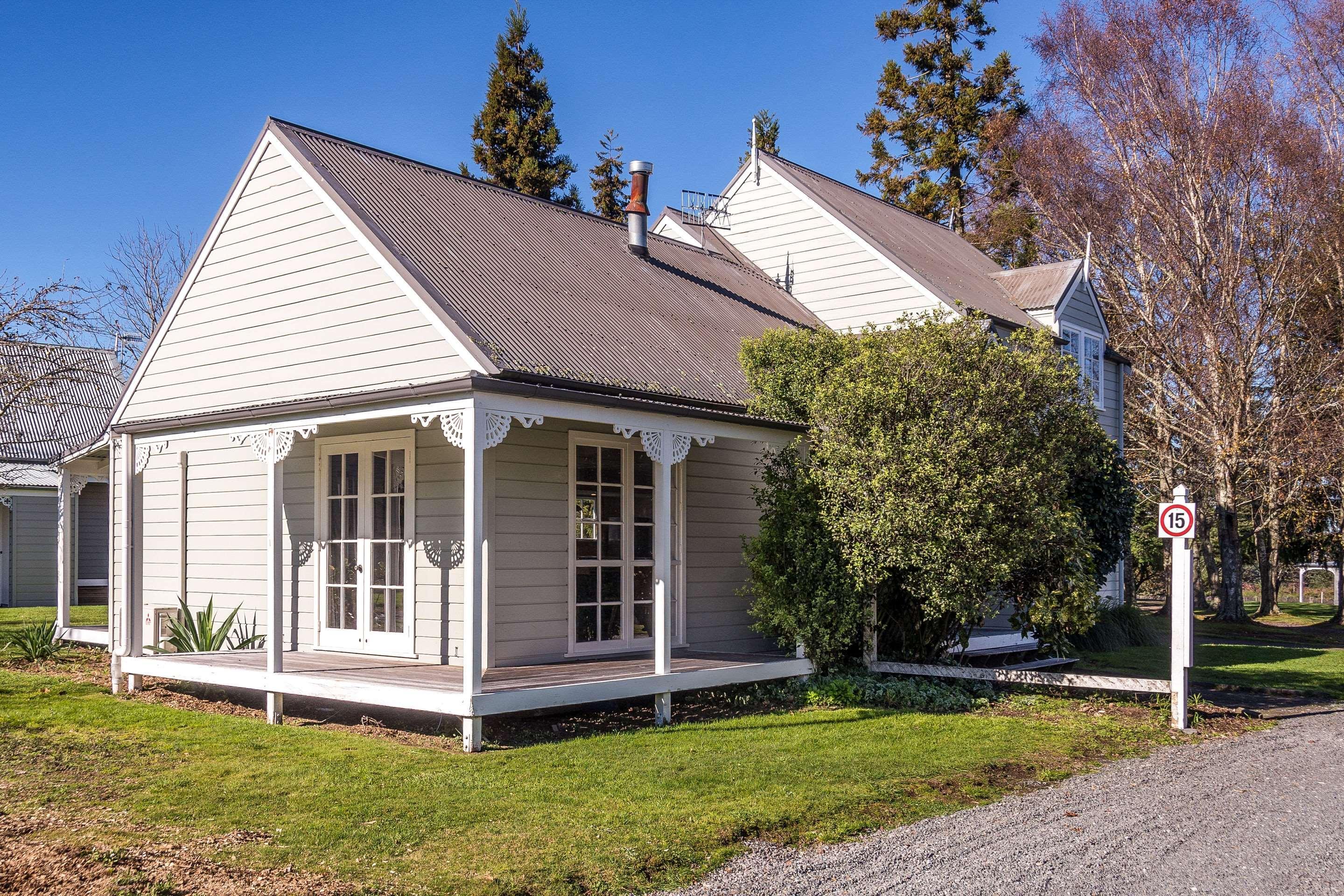 Huka Falls Resort Taupo Exteriér fotografie The former police station at the centre of the village