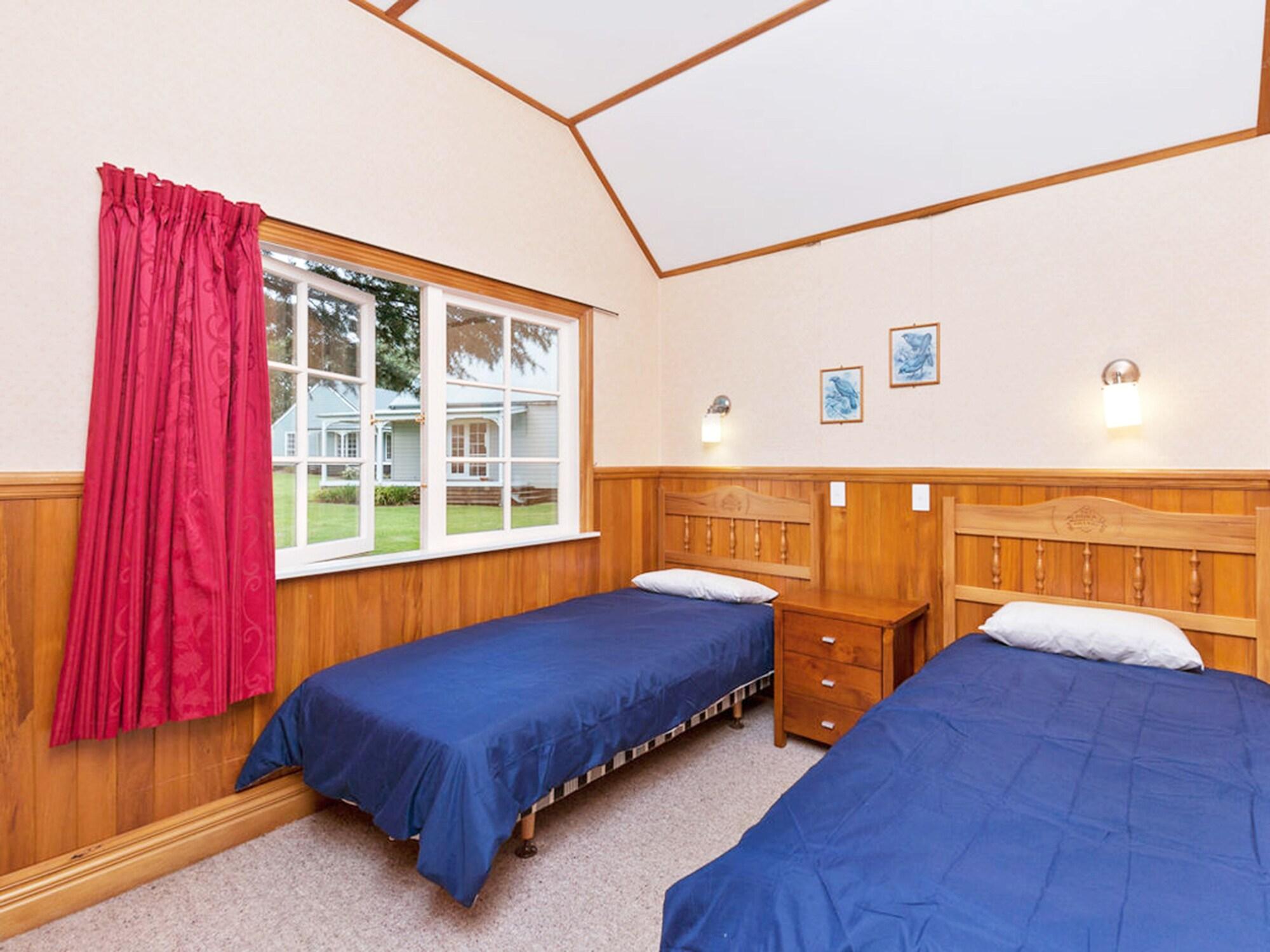 Huka Falls Resort Taupo Exteriér fotografie A typical bedroom at the lodge