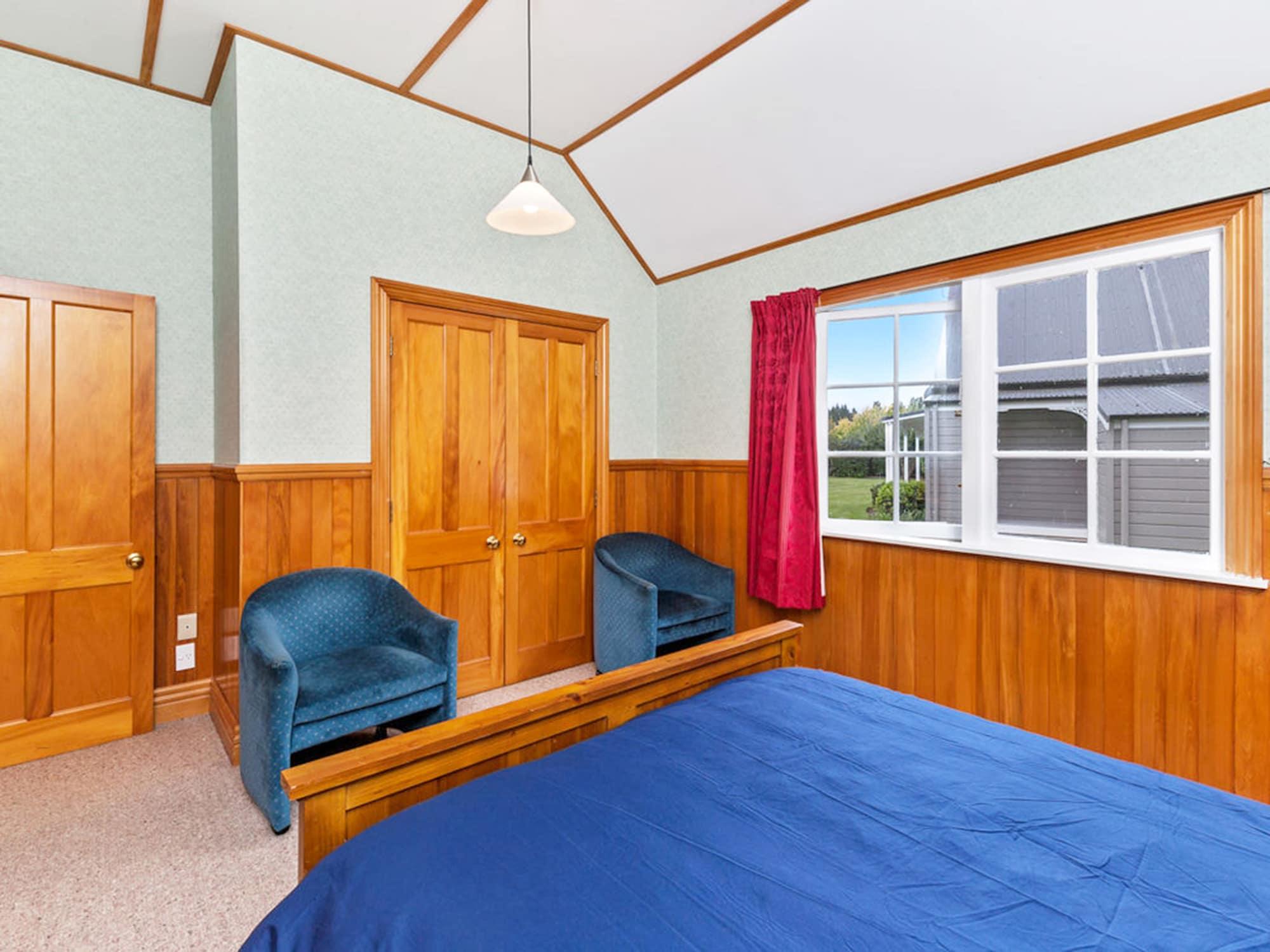 Huka Falls Resort Taupo Exteriér fotografie A bedroom with tongue-and-groove panelling