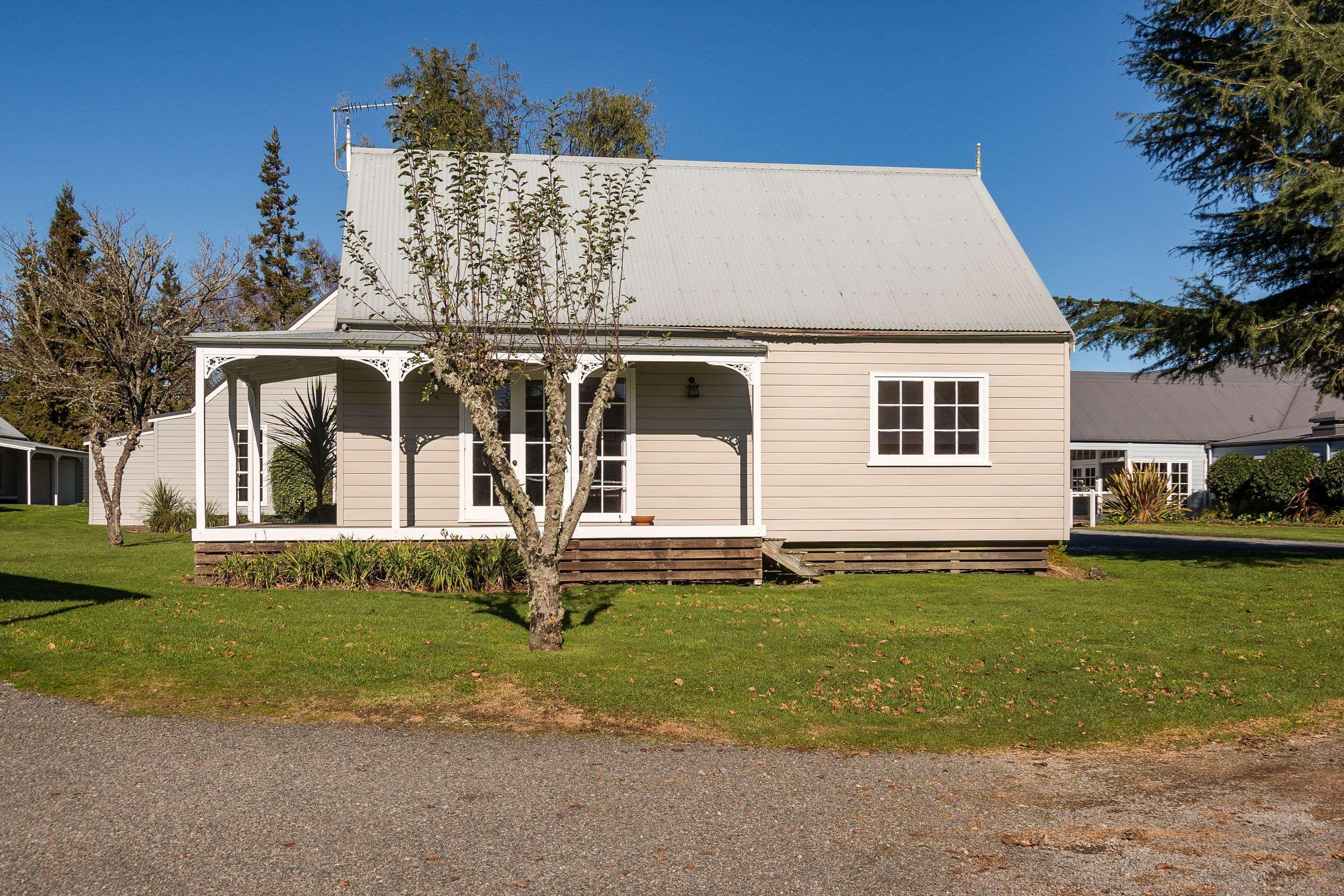 Huka Falls Resort Taupo Exteriér fotografie The former school building, now a private residence