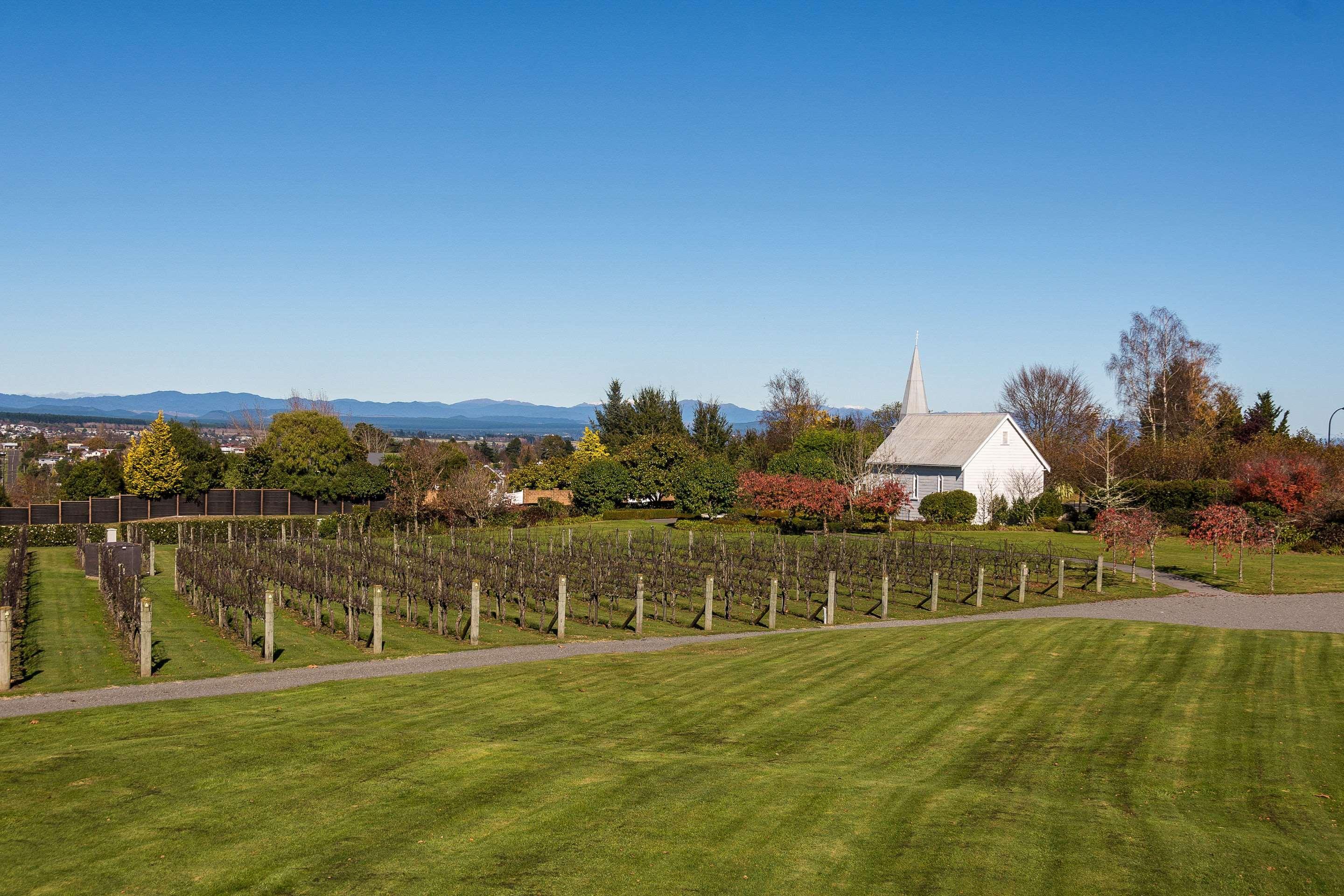 Huka Falls Resort Taupo Exteriér fotografie The church and the vineyard