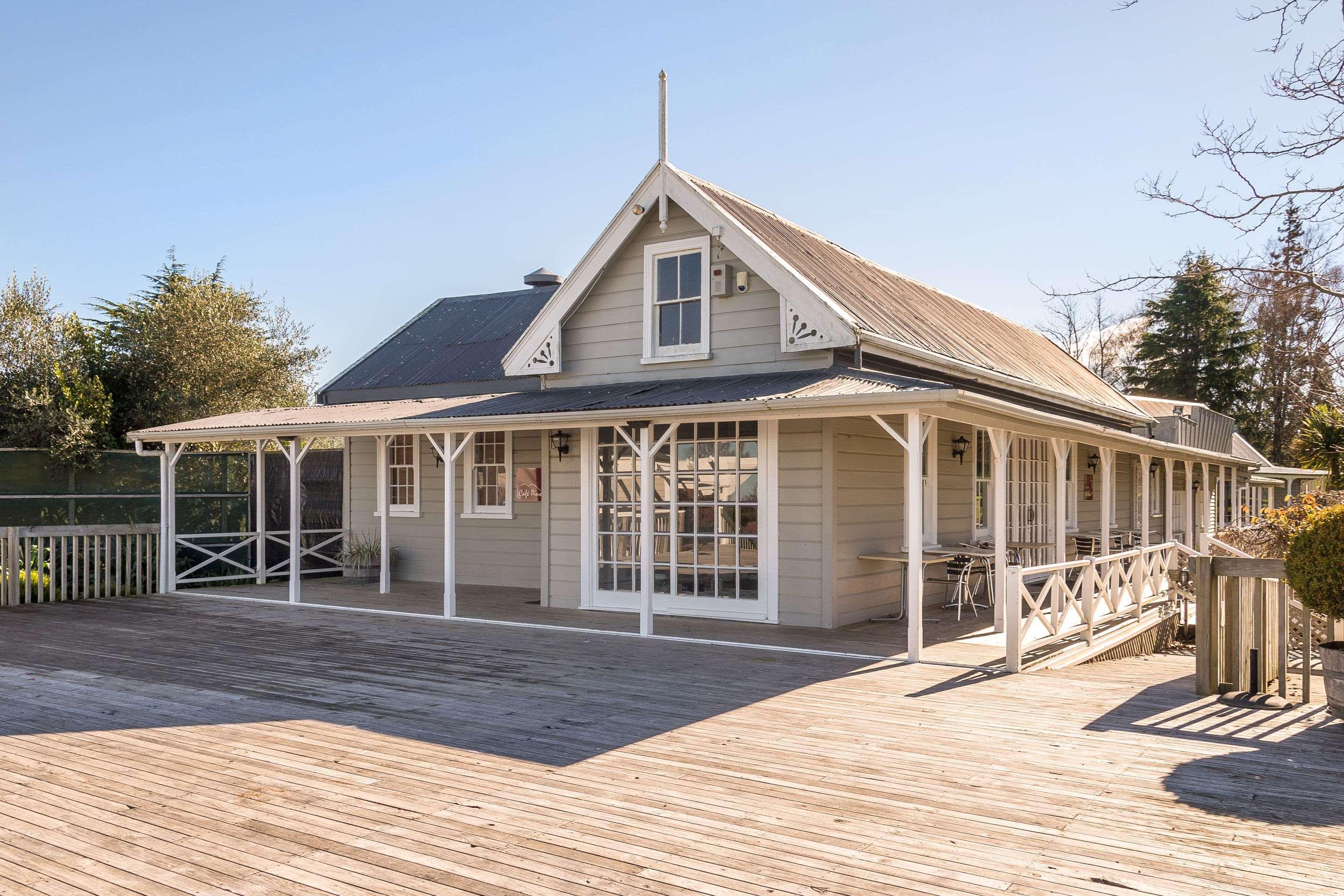 Huka Falls Resort Taupo Exteriér fotografie The former station building at the station's current location