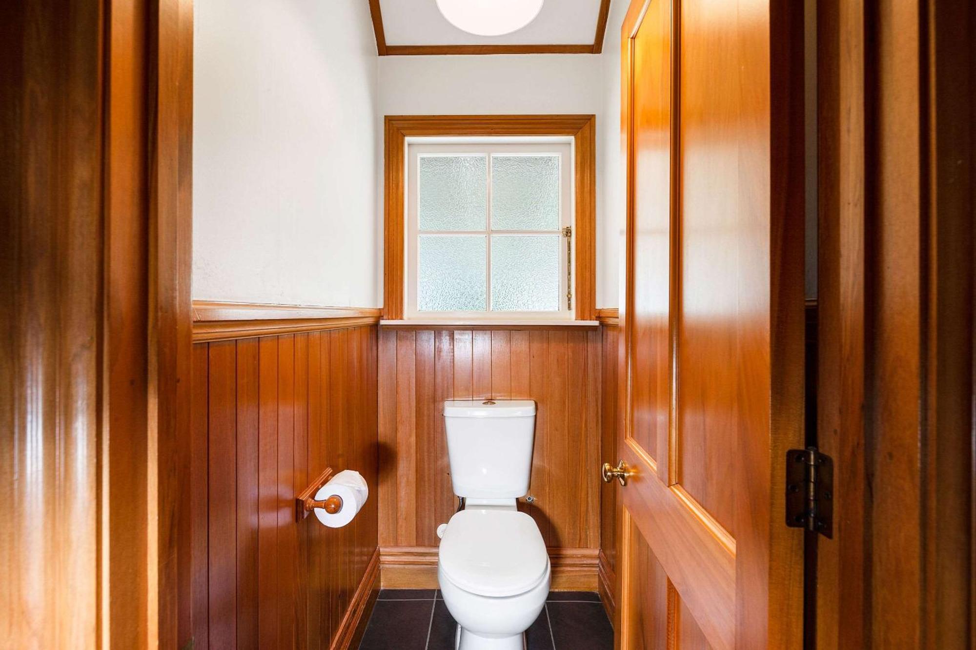 Huka Falls Resort Taupo Exteriér fotografie A toilet in a house