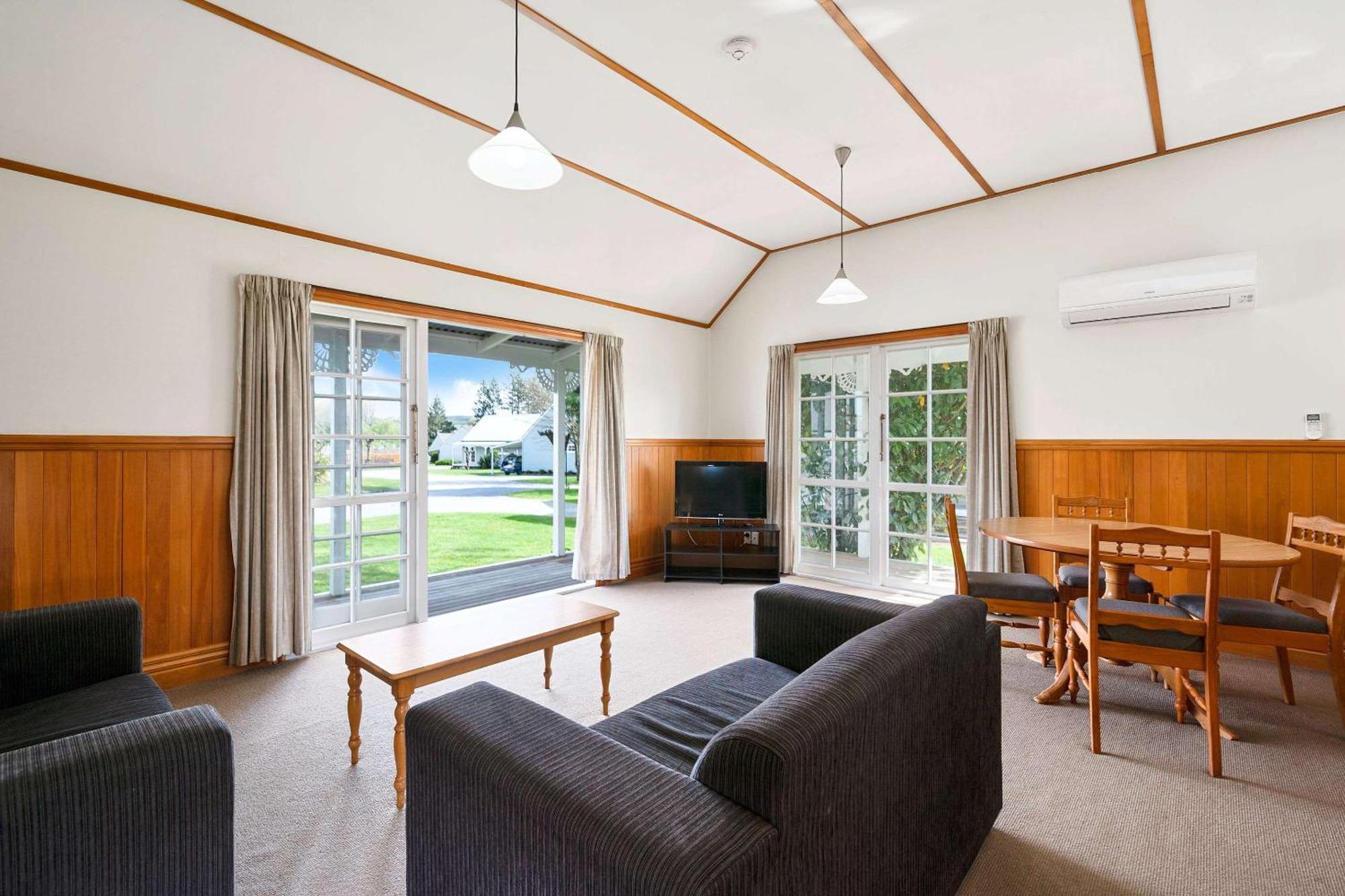 Huka Falls Resort Taupo Exteriér fotografie Living area of a typical two bedroom apartment