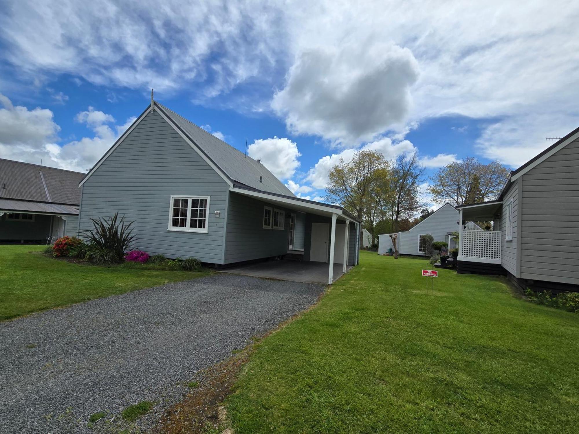Huka Falls Resort Taupo Exteriér fotografie The new houses at the village