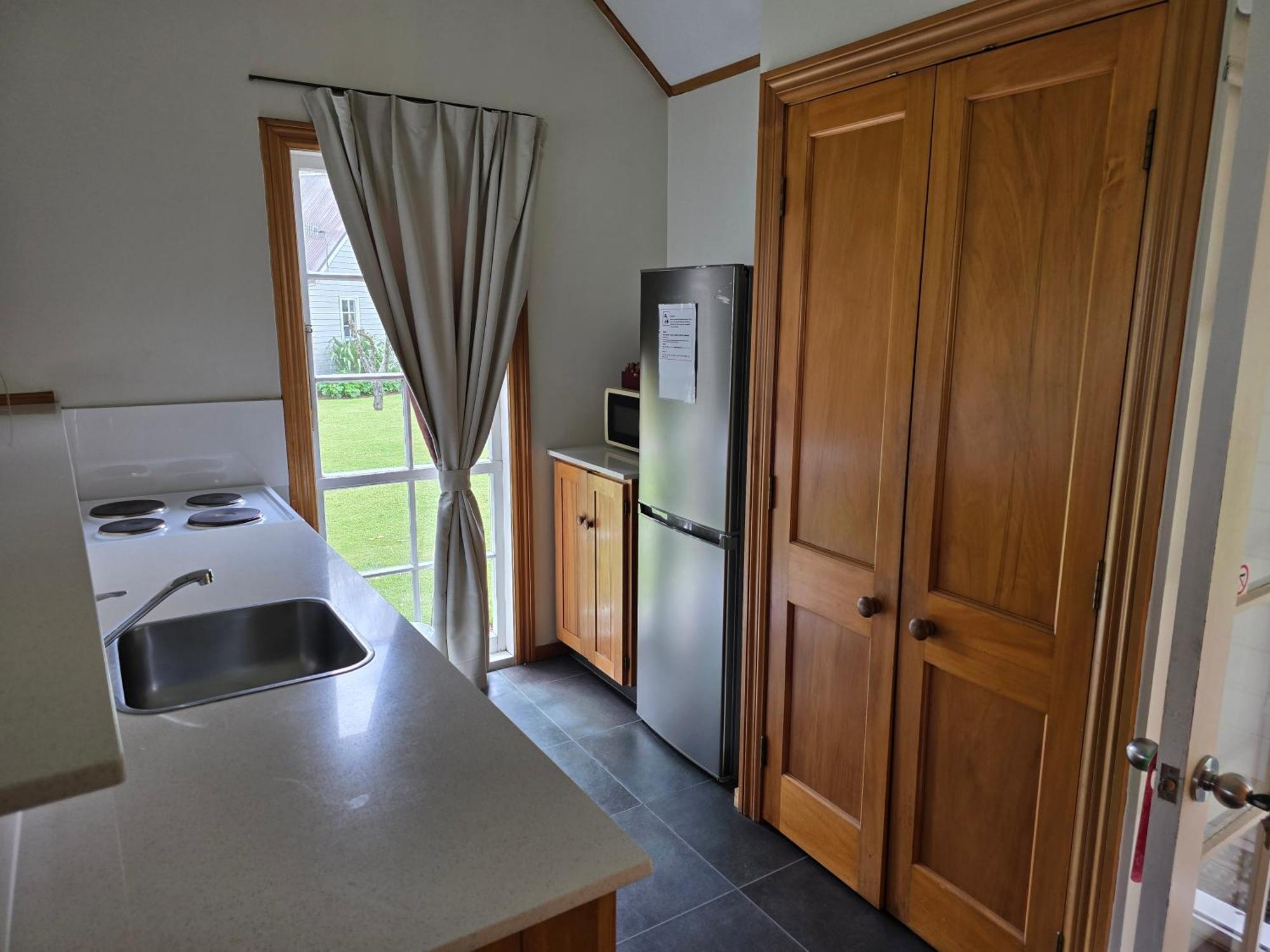 Huka Falls Resort Taupo Exteriér fotografie Kitchen in a typical one-bedroom apartment