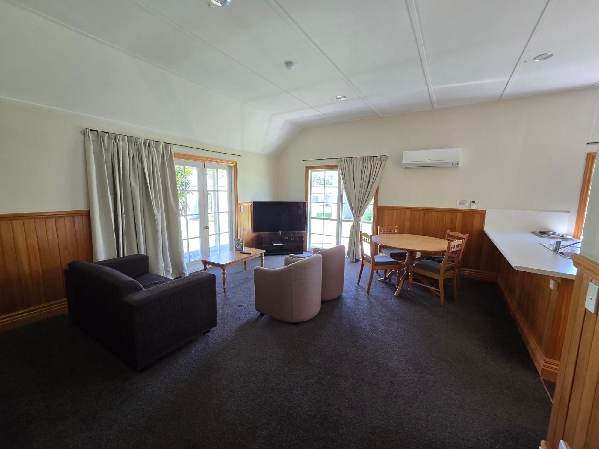 Huka Falls Resort Taupo Exteriér fotografie Living room of a two bedroom cottage