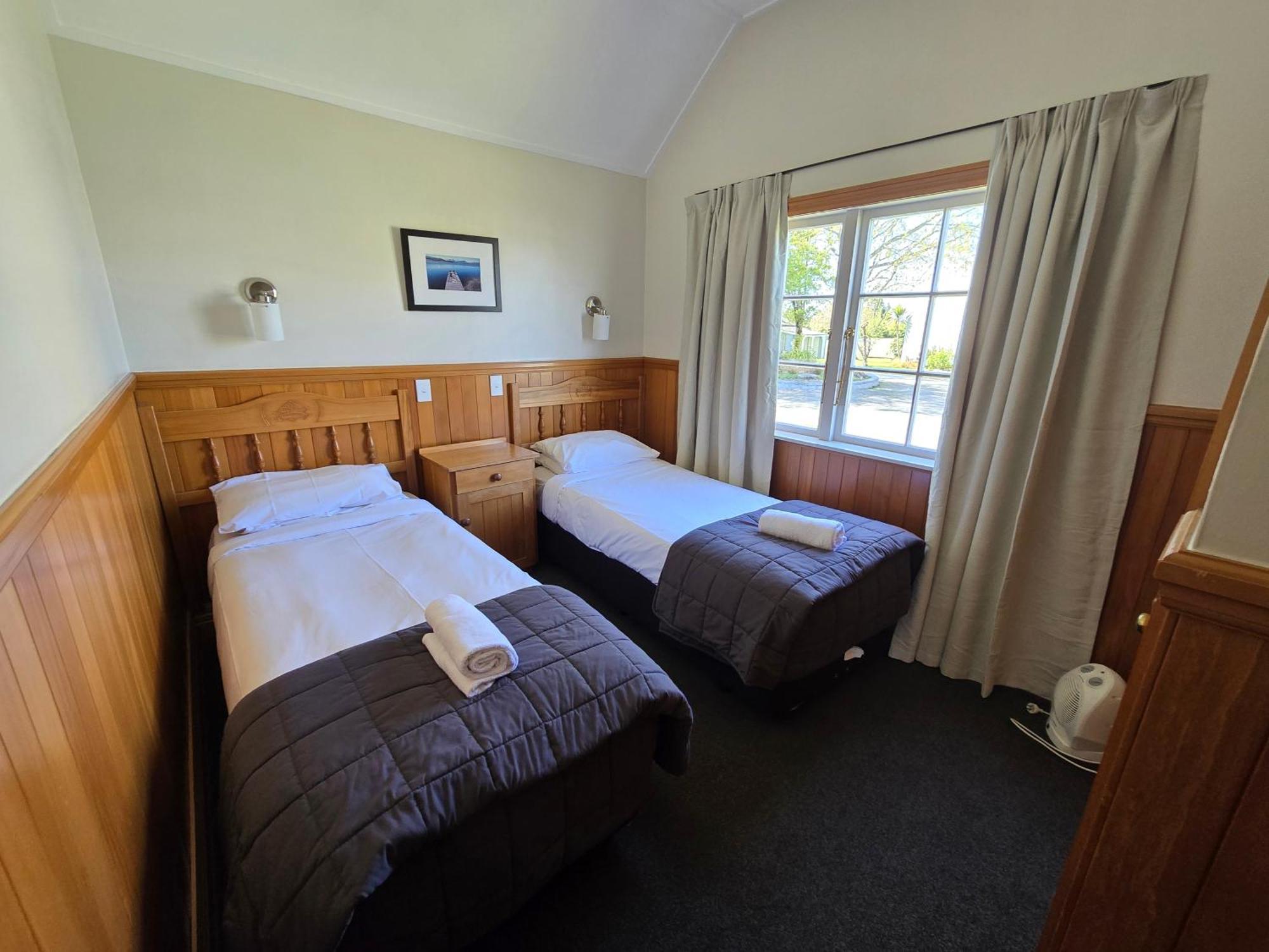 Huka Falls Resort Taupo Exteriér fotografie A typical room at the lodge