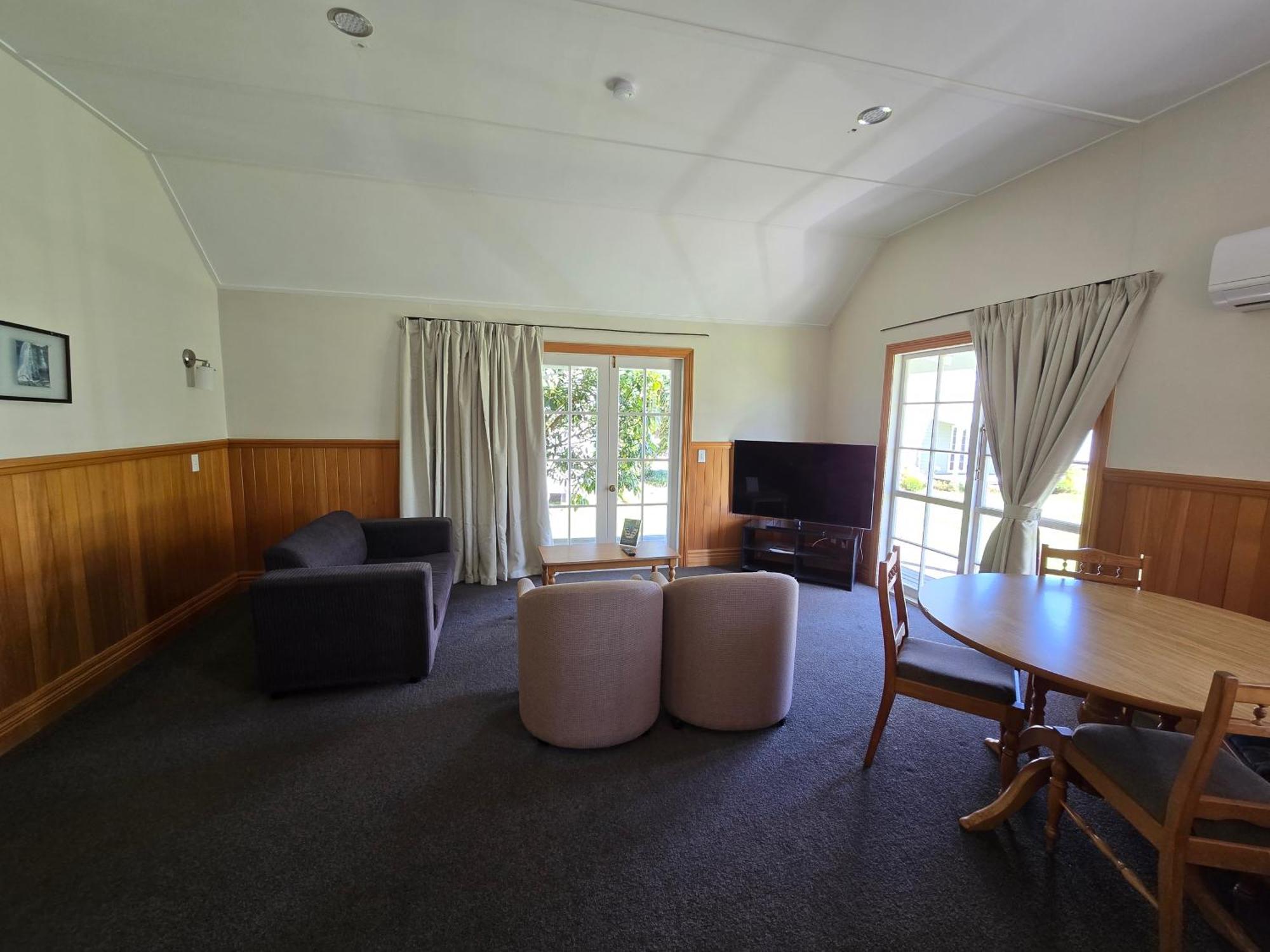 Huka Falls Resort Taupo Exteriér fotografie The lounge of a two-bedroom apartment at the hotel