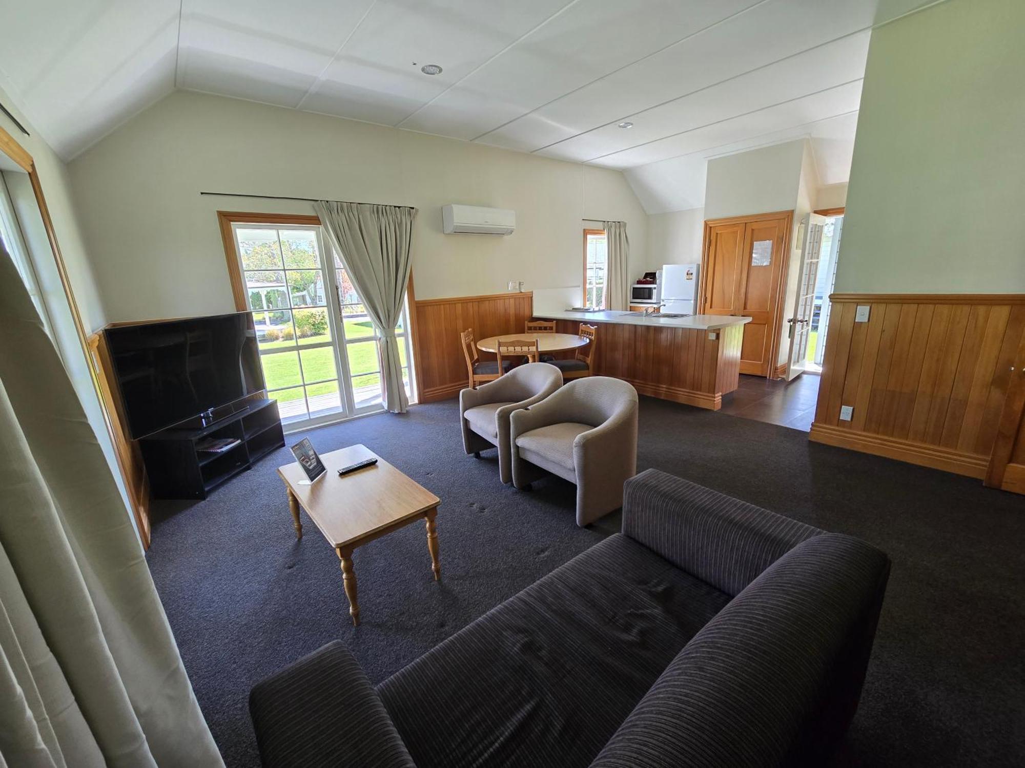 Huka Falls Resort Taupo Exteriér fotografie Living area of a two bedroom cottage