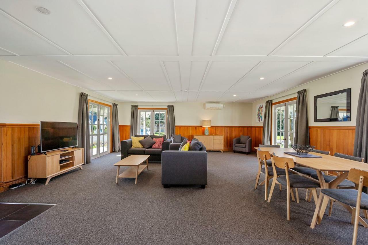 Huka Falls Resort Taupo Exteriér fotografie The common room at the University of Waikato's Melville Hall
