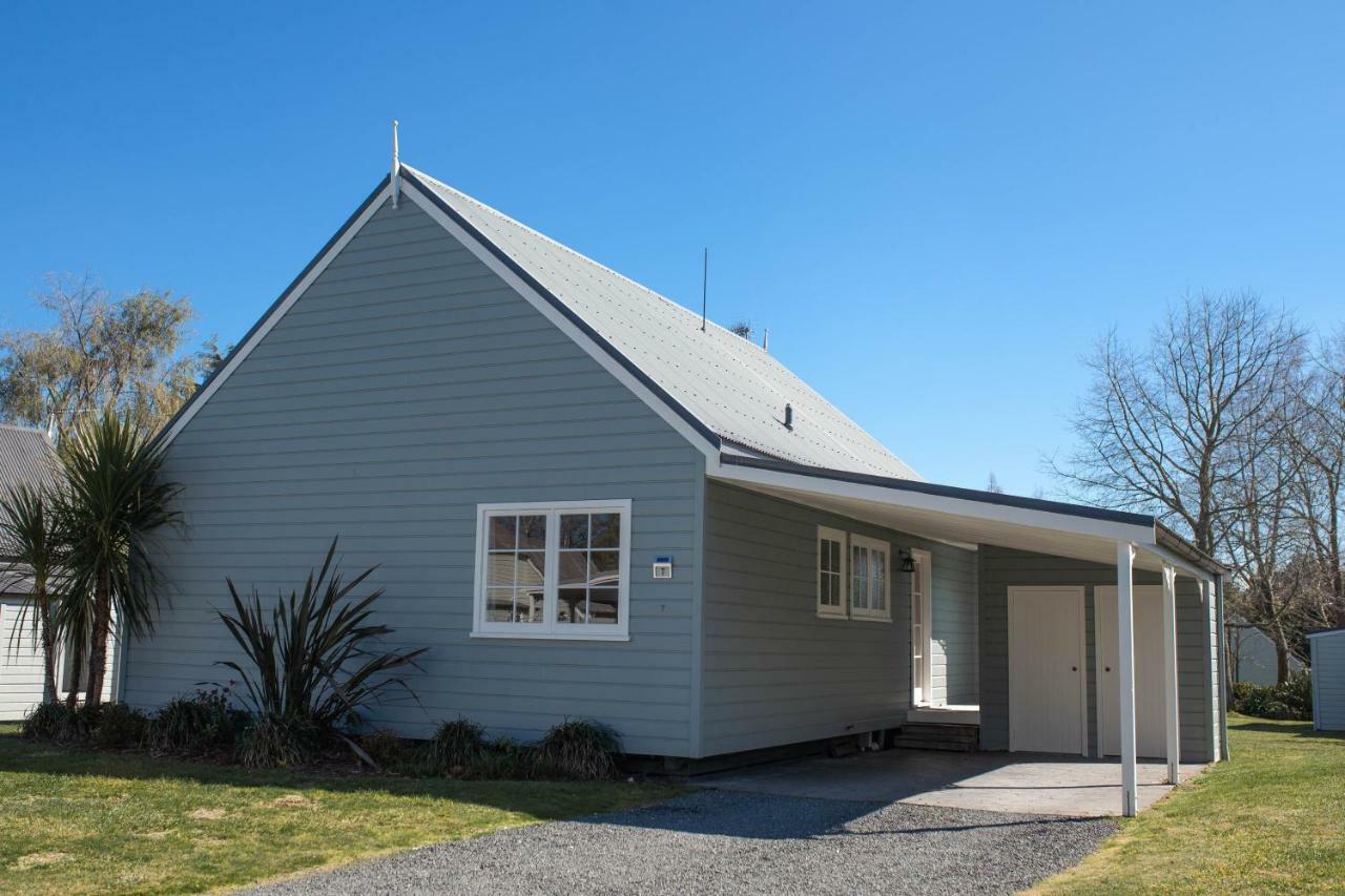 Huka Falls Resort Taupo Exteriér fotografie The former school building at Waimate